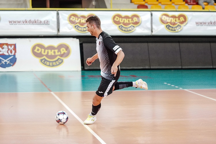 “B” tým – Zápas plný zvratů zvládli lépe hosté a připravili tak rezervu o domácí neporazitelnost !!!